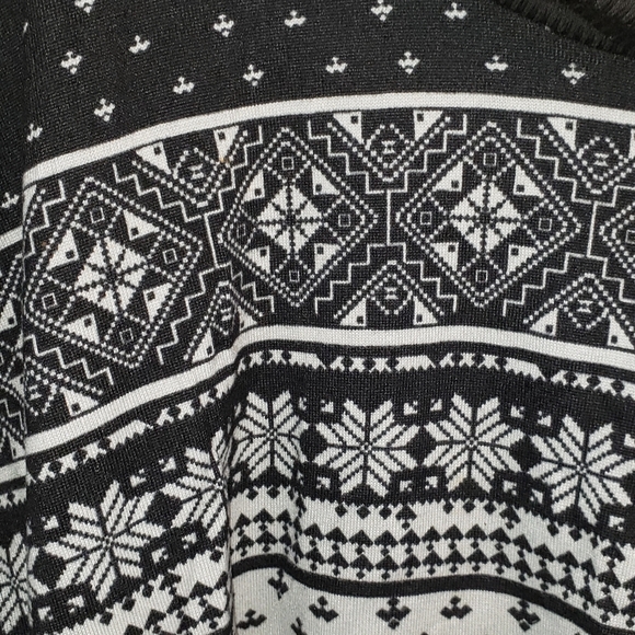 Almost Famous Slouchy Turtle Neck Cropped Poncho - Picture 3 of 5